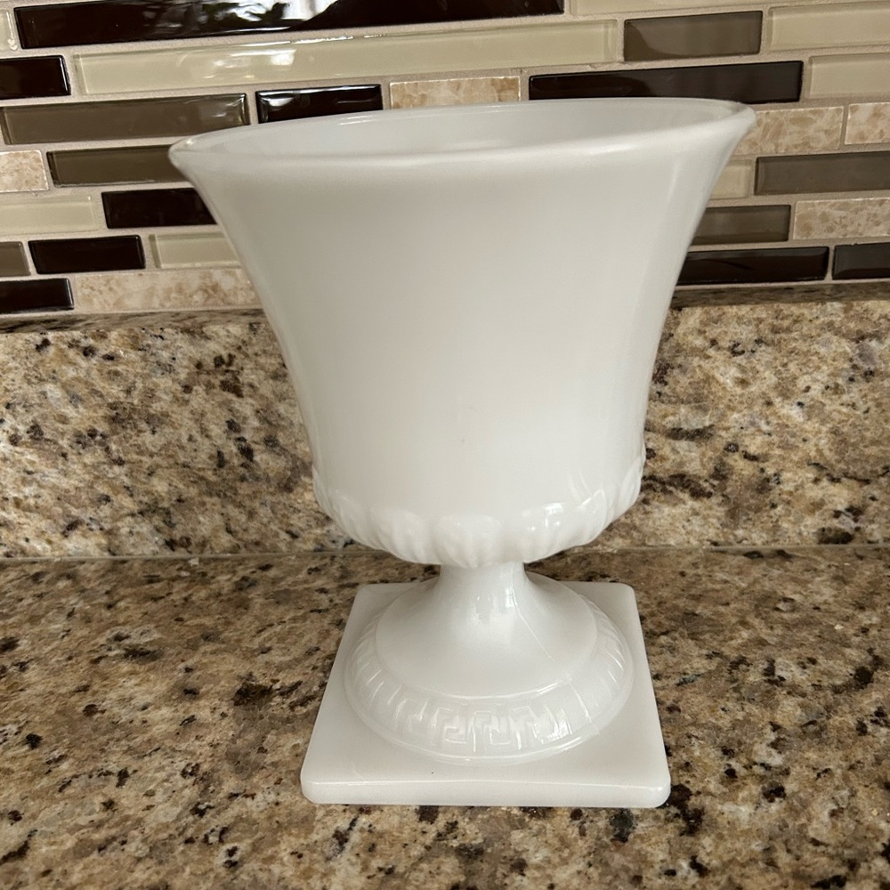 Vintage E.O.
Brody Co. MJ-43
White Milk Glass